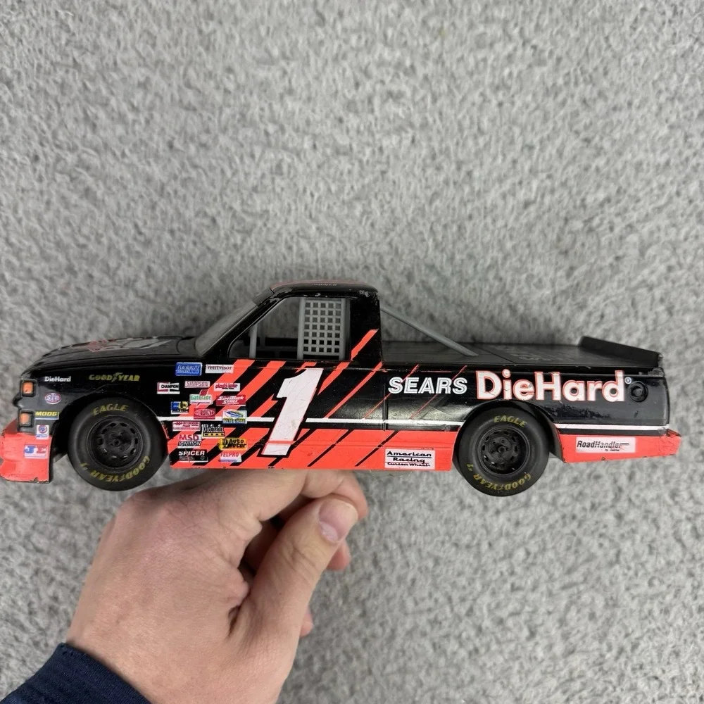 CHEVROLET NASCAR‎ TRUCK SERIES SEARS DIE HARD #1 PJ JONES M17